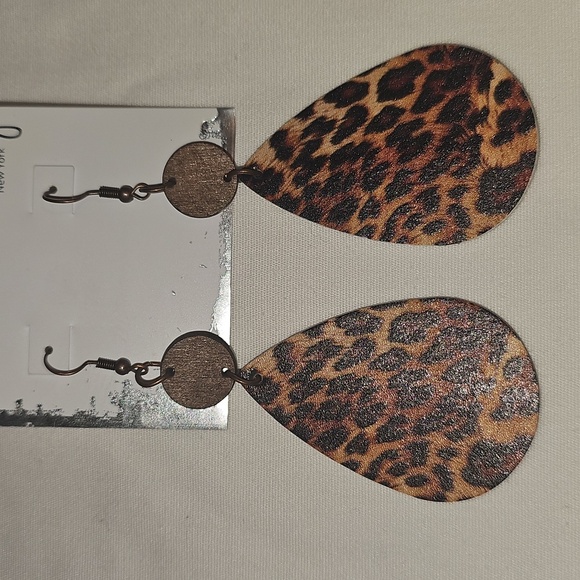 Leopard Themed Teardrop Earrings New - Picture 2 of 11